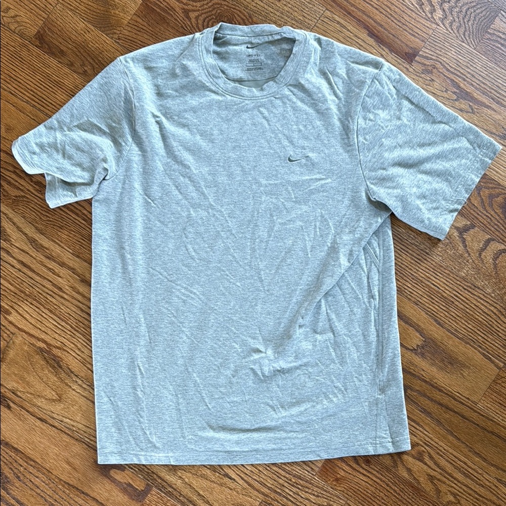 Nike Men's Light Gray Short Sleeve Tee
